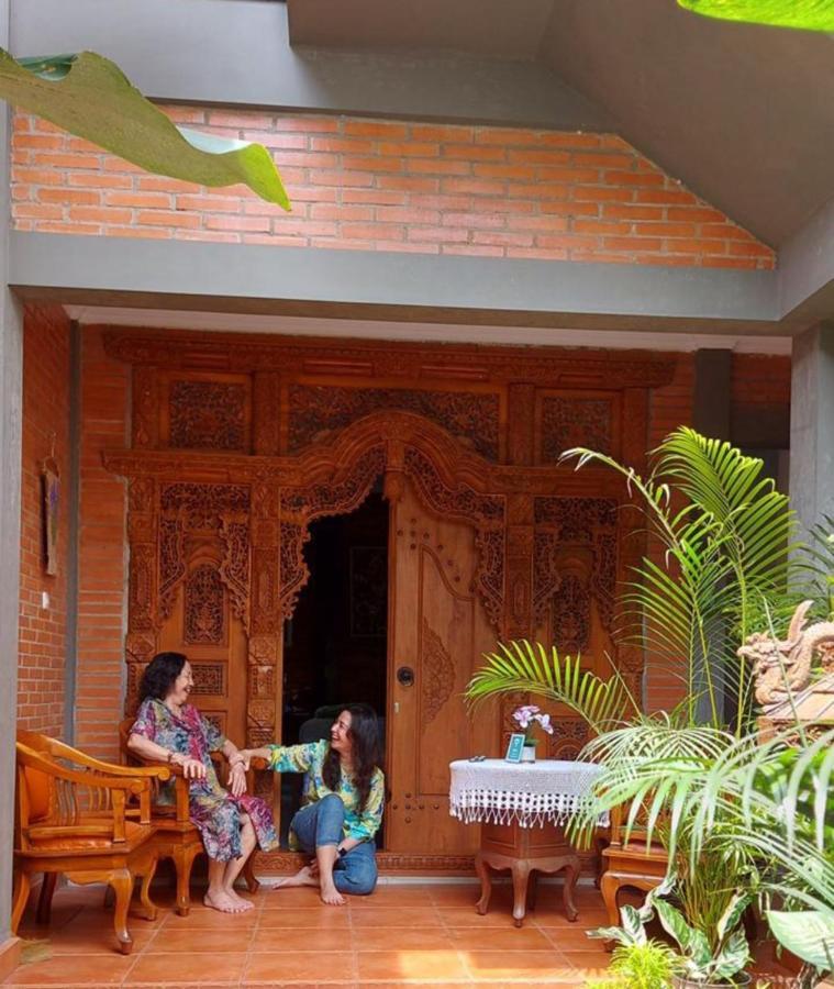 Ndalem Suryo Saptono Guest House Yogyakarta Bagian luar foto