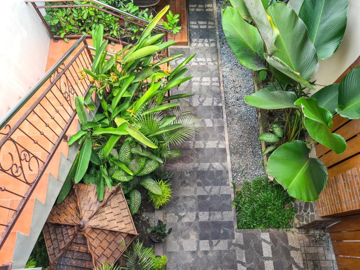 Ndalem Suryo Saptono Guest House Yogyakarta Bagian luar foto